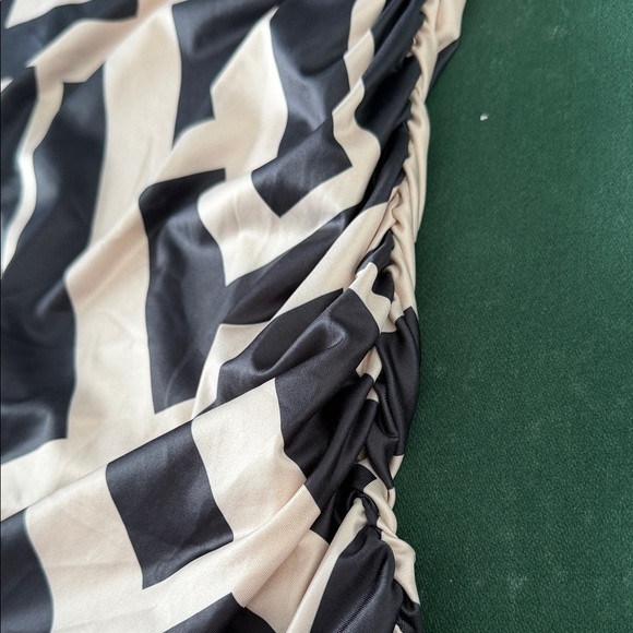 Geometric Black and Cream Long Sleeve Dress - Picture 2 of 9